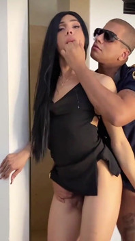 Policial muito gostoso fode garota transn até que ela destrói sua bunda