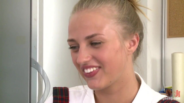 Hardcore Gangbang by Kink: Piękna 19-letnia rosyjska blondynka bierze dwa kutasy w swojej cipce