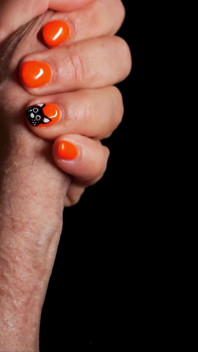 Jej usta w czerwonej szmince ssą twoją spermę