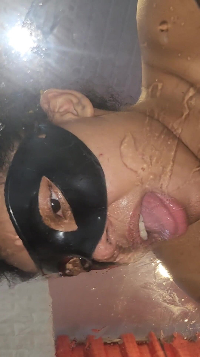 Pietro Montoya: Kencing manusia saya menelan air kencing di atas meja dan...