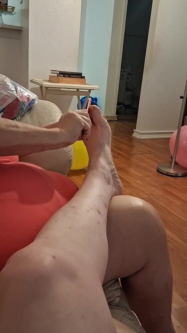 BBW nurse Vicki adventures with friends: Büyük Güzel Hemşire Vicki Erkek Arkadaşının Ayak Tırnaklarını Kesiyor Pis...