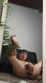 Twink meniduri pantatnya dengan dildo besar dan menggoyangkan zakarnya yang besar sehingga dia merangkap