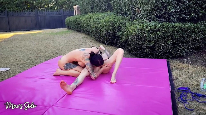 Mars solo: Olejový sex zápas s připínákem za trest - Mars Solo &amp; Parker...