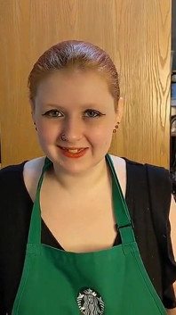 Zlobivá barista se zabývá hrubým zákazníkem