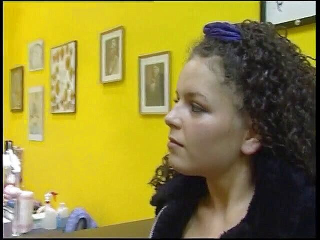 Slutty Teenies: Fantastische brunette met krullend haar wil een nieuwe tatoeage