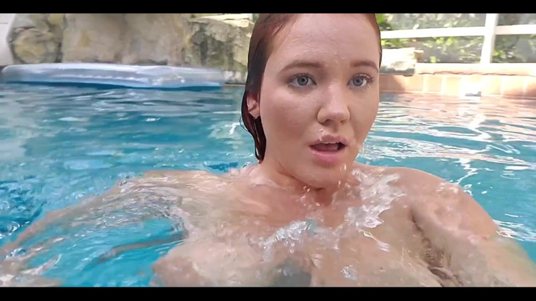 Annabelle Rogers: Bộ ngực slo-mo trong hồ bơi!!