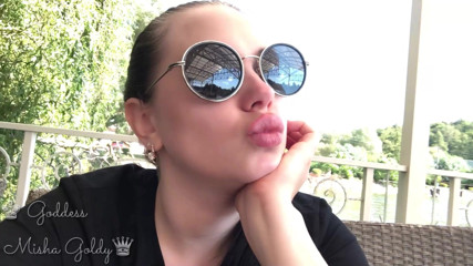 Goddess Misha Goldy: ริมฝีปากใหญ่เซ็กซี่เลียจมูกดมจูบและเมาแว่นตาบนทะเลสาบ