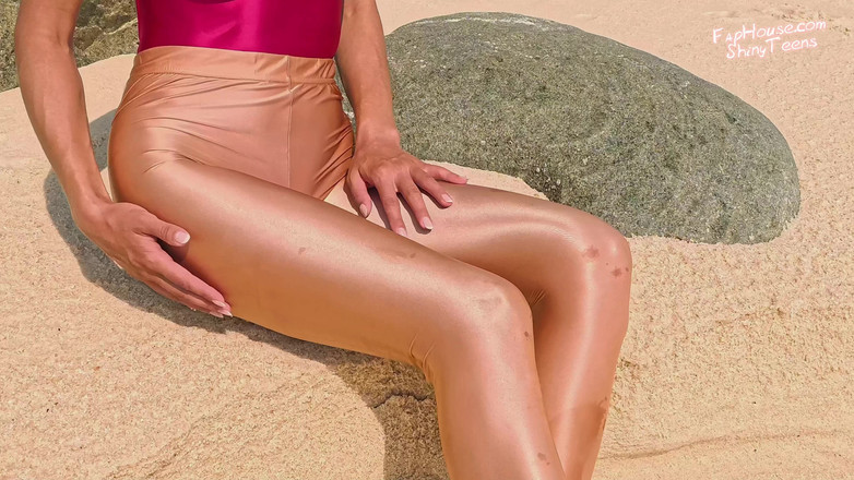 Shiny teens: Quần tất thun vàng 918 và áo tắm link trên bãi biển