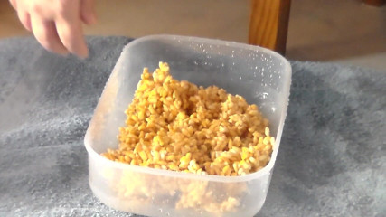 Sex hub couple: Jen se pișă pe niște popcorn