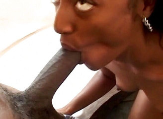 Dark Extreme: Drobna murzynka i jej mała cipka otrzymują grubego czarnego penisa