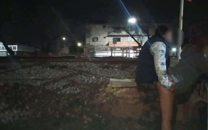 Activecouplearg: Публічний секс на вулиці на відкритому повітрі спійманий на траханні вуайєристами поліцейського автобуса та поїздами