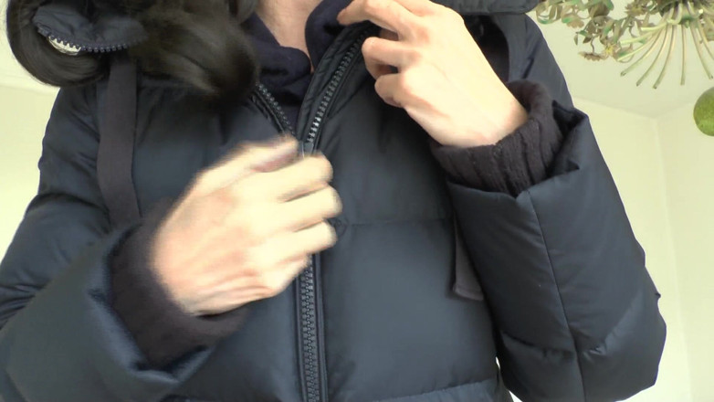 Lady Victoria Valente: Prueba de cremallera en un abrigo de bolsillo azul oscuro,...