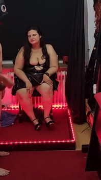 Milf dominatrix enmascarado el enorme culo profundo del esclavo