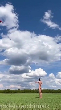 Nahý 18letý chlapec chytí hada a omylem uvidí sexy tátovo sperma, jak si honí velkého čůráka na zemi