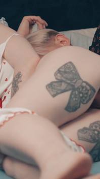 Tabu blond krok mama Ogromne naturalne cycki Phat Ass bierze podwójne creampie w sekretnym wspólnym łóżku mix-up z pasierbem