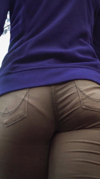 타이트한 청바지를 입은 PAWG 밀프 후장 페티쉬 보이는 팬티 라인