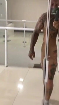 Menghisap batang saya di hadapan teman lelakinya