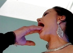 Analiscius: Una ragazza arrapata con capelli scuri succhia un cazzo bianco...