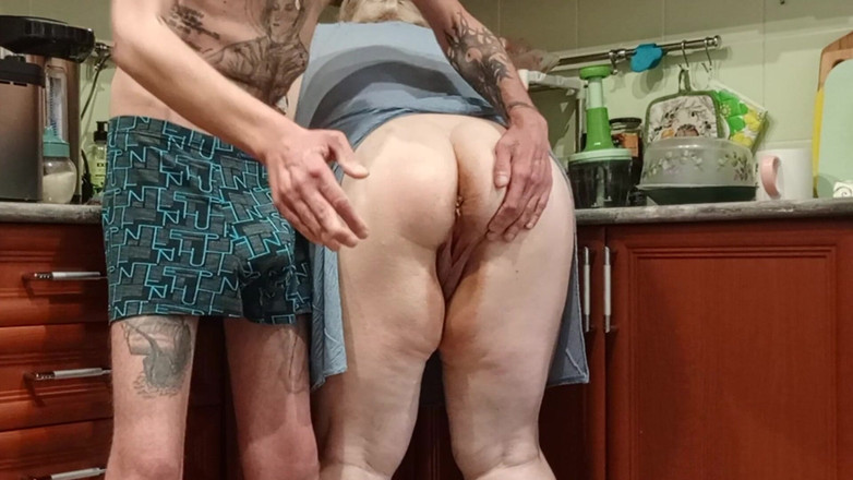 Zona901: 打邻居的屁股在嘴里，阴户和射在嘴里