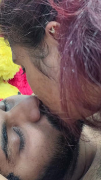 Une fille joue avec son pénis, elle embrasse les lèvres d’un garçon puis un garçon lui suce les seins