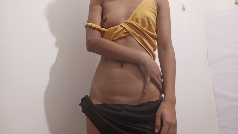 desigirl93: 美丽的金发女郎在她的屁股上塞了3根手指