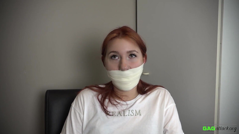 Gag Attack: Red Foxy - taśma Microfoam zakneblowana