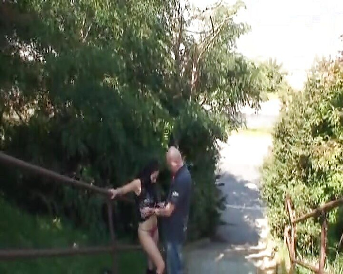 German Homemade: Bela gata de cabelos escuros da Alemanha é fodida perto da...