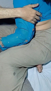 Kongkek dubur tanpa kondom dalam dubur ketat adik tiri Desi India dengan handjob