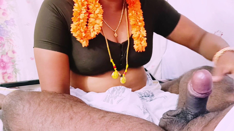 Telugu honey lips: Kızgın üvey anne oral seks üvey oğlunun yarağını dövüyor. Telugu edepsizce konuşuyor.