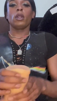 Une trans noire se fait baiser en solo par une grosse bite noire, branlette