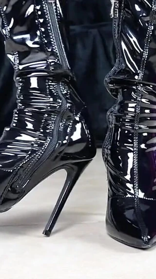 Rebecca Diamante: Toe Tapping Asmr in Shiny Black Boots