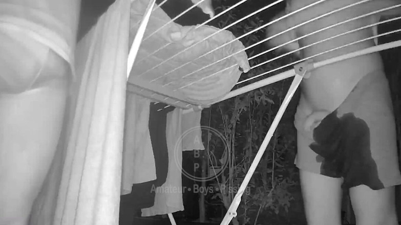 AmateurMates: Schoon was, vuile gedachten - twee bicurious flatmates, Jules en Simon,...