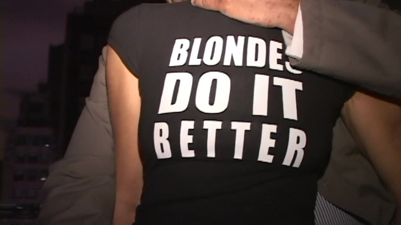 Dirty Dating Live: O mamă sexy germană blondă fute o pulă neagră din...