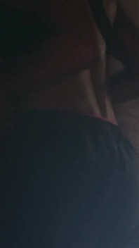 Ragazzo effeminato fitness esotico in castità spogliarello e squat in faccia
