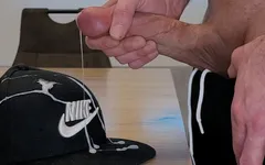 Sborro sul cappello di nike