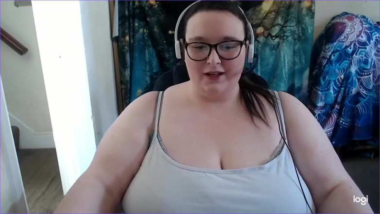 SSBBWLadyBrads: Șeful trimite gogoasa muncitoarei de la birou