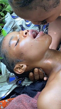 Outdoor-dschungel 3-einige Mit 2 Bisexuellen Küken Und Einem BBC