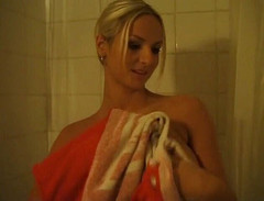 Flash Model Amateurs: Belleza nena puta divirtiéndose en la bañera