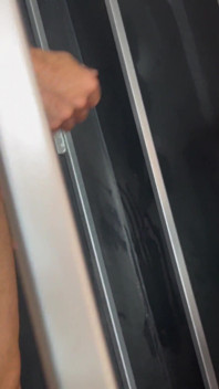 Submisivní dívka uvnitř klece dostane anální hardcore šukání - malé kozy