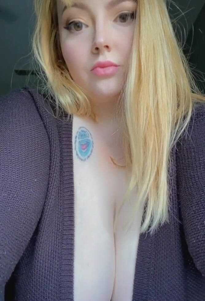 Hunnybrat: Cikgu montel dengan belahan payudara besar