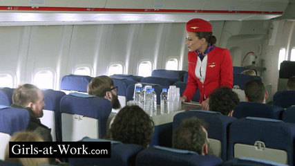 Girls At Work: Kokpitte ön sevişme