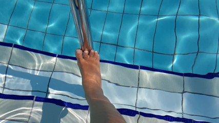 Fetish intimmedia: Heiße füße spielen im pool