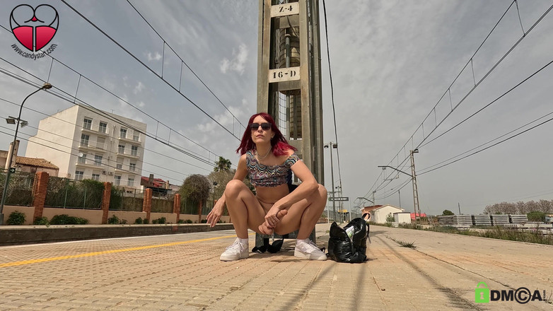 Candystart Videos: Masturbazione rischiosa alla stazione ferroviaria