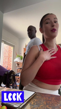 Luego Me Desmontó El Coño Con Su Gran Polla Delante De Los Ojos De Mi Marido