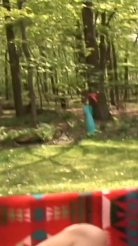 Múltiples juguetes hacen que Triniti se haga enorme al aire libre