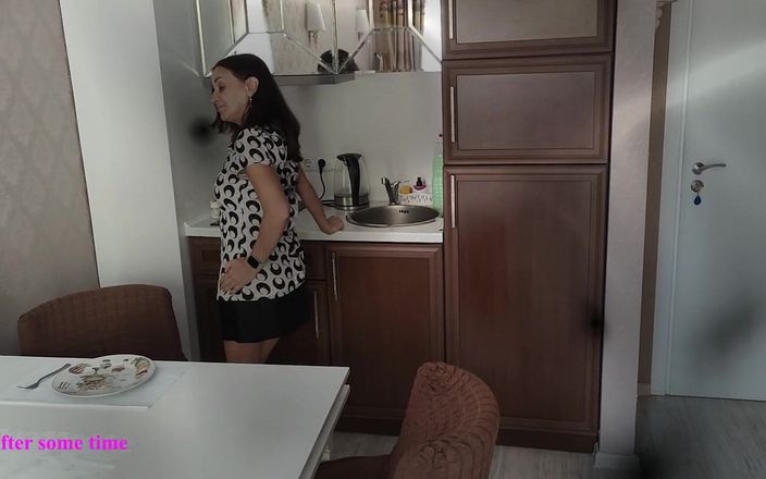 Tumanova Alina: 友達のお母さんに私のペニスを食べさせて、ソーセージの朝食の代わりに精液を出しました