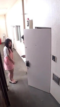 Betrapt op bewakers. Gênantheid verandert in een geheime sensatie deel 4