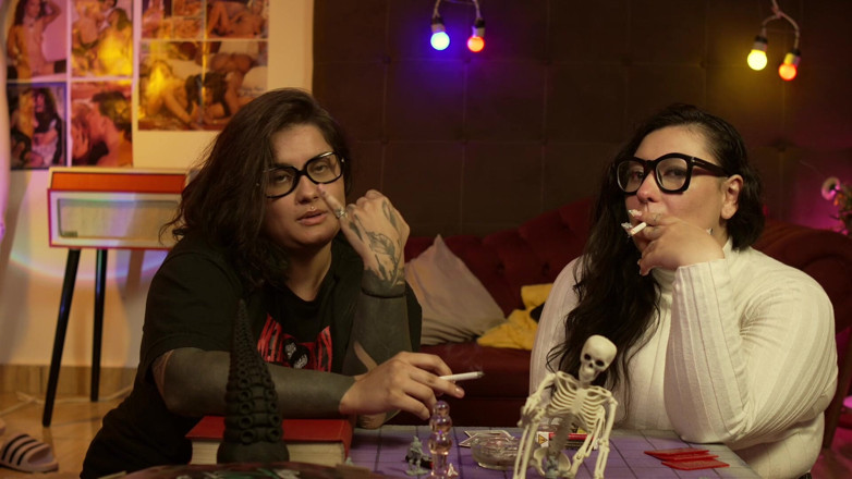Gordelicias: Smoking Fetish! Duas Gostosas Fumando E Falando Sobre Suas Experiências