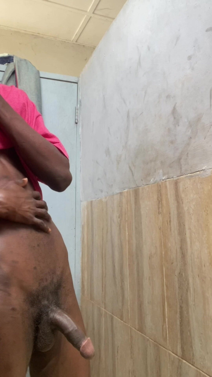 Slimniqqa: Un grande nero ben dotato si masturba e spara un...