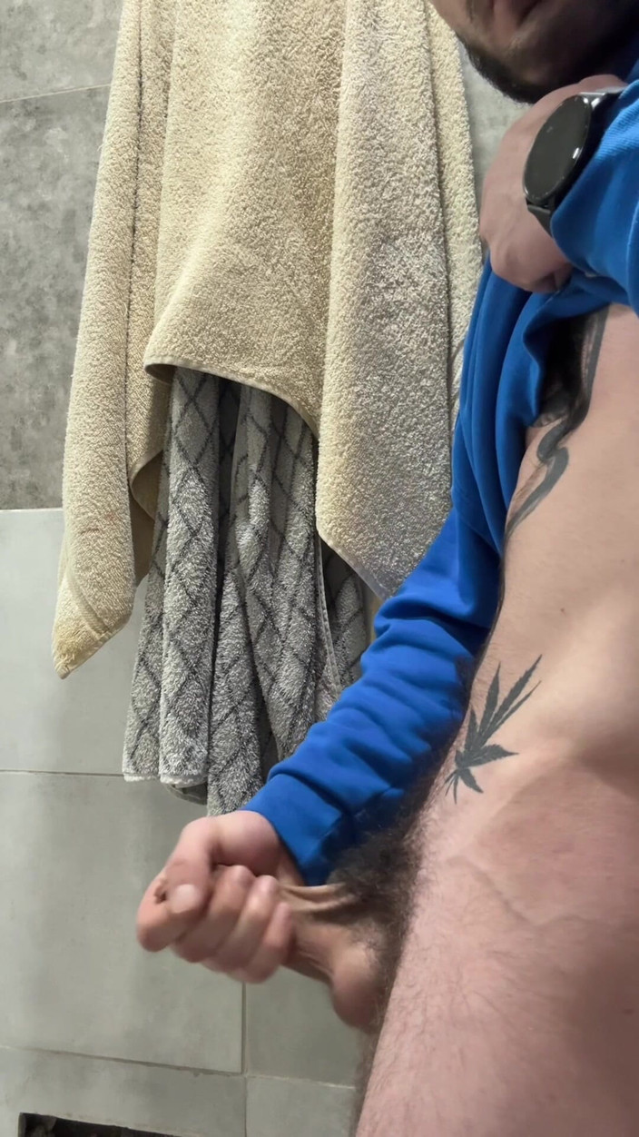 ARevaza: レヴァズは彼女のペニスをマスターベーションし、射精する